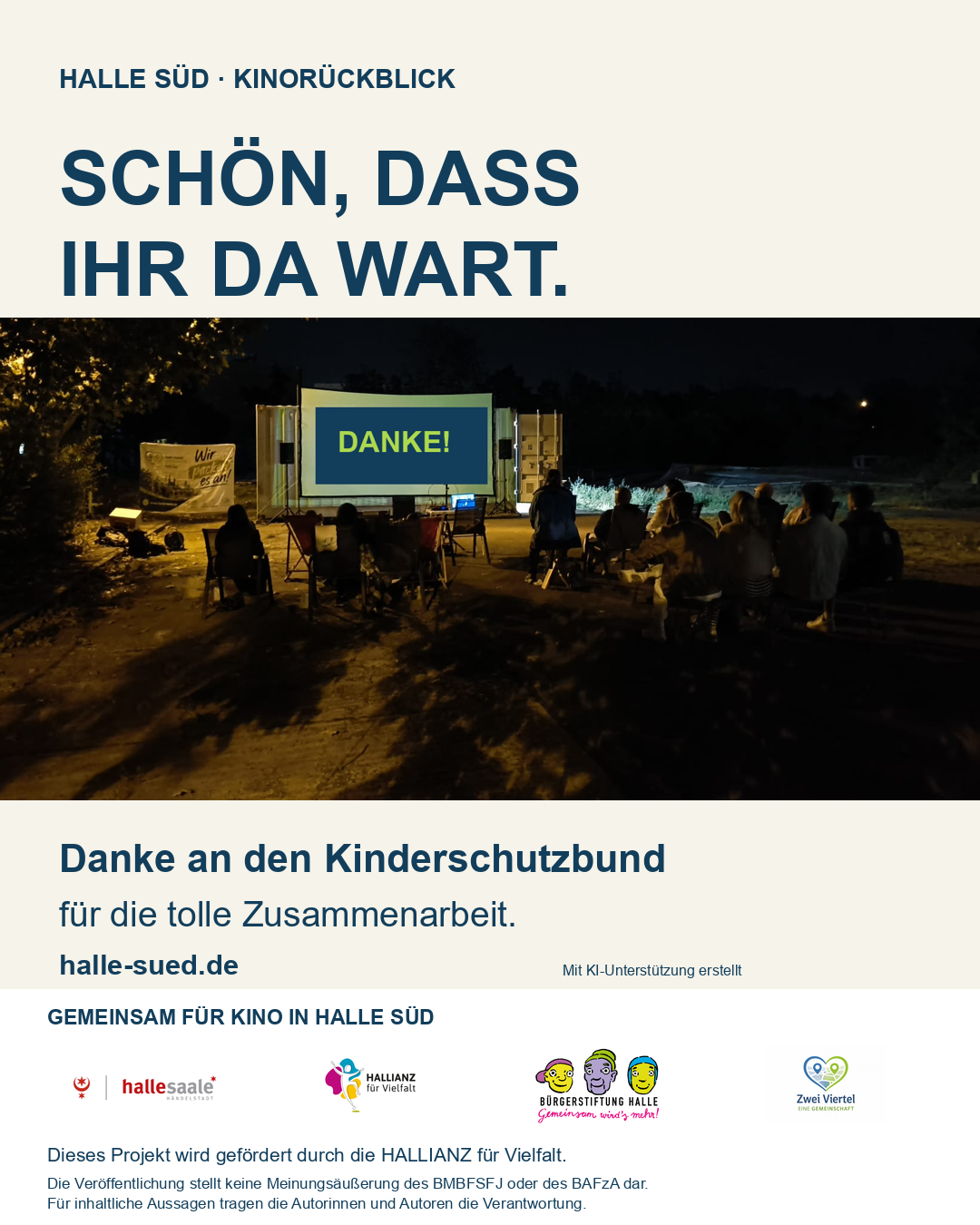 Rückblick auf den Kinoabend am 11. September: Gäste vor der Leinwand, Dank an den Kinderschutzbund. Filmprojektion mit Textfläche abgedeckt.